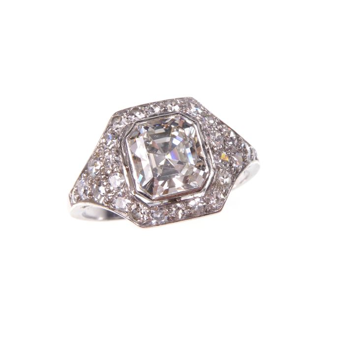 Diamond cluster ring, collet set with an Asscher cut diamond | MasterArt